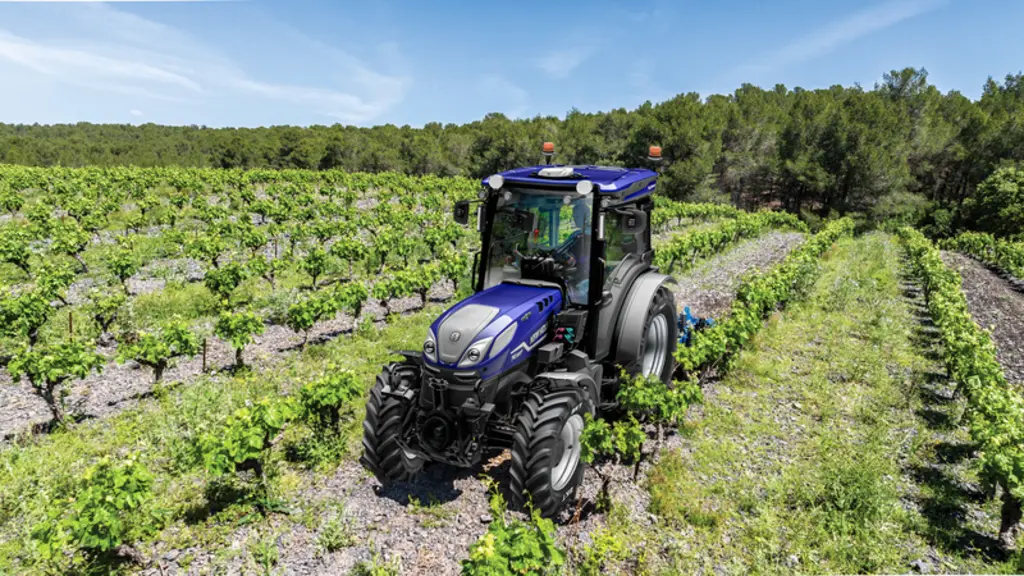 <em class="placeholder">Tracteur New Holland T4.120.F AutoCommand dans les vignes avec un cultivateur</em>