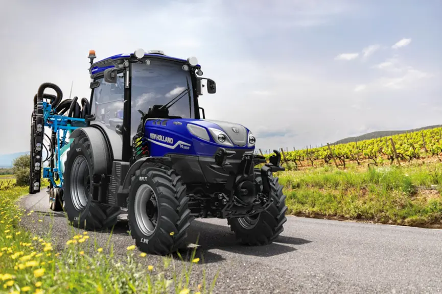 <em class="placeholder">Tracteur New Holland T4.120.F AutoCommand sur la route avec un pulvérisateur à panneaux récupérateurs Dhugues</em>