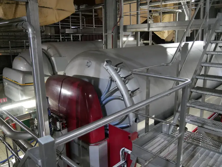 Pressoirs pneumatiques grosse capacité : 320, 450 et 480 hl, à la cave coopérative de Tutiac en Gironde. Bucher Vaslin Xpert,