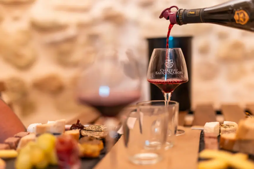 <em class="placeholder">verre de vin rouge des côtes du rhône et produits du terroir</em>