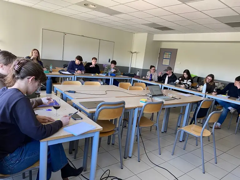 <em class="placeholder">étudiants de l'Isara-Lyon dégustant du vin sur le campus d'Avignon</em>