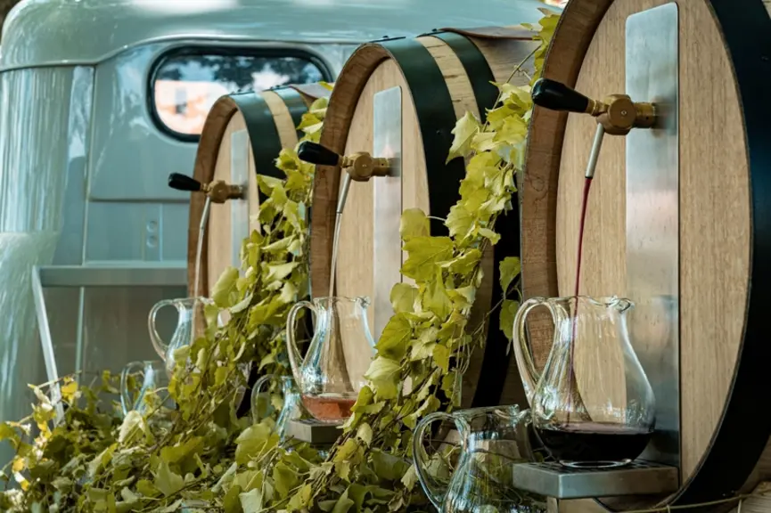 <em class="placeholder">fûts pour le service de vin lors d'évènements festifs</em>