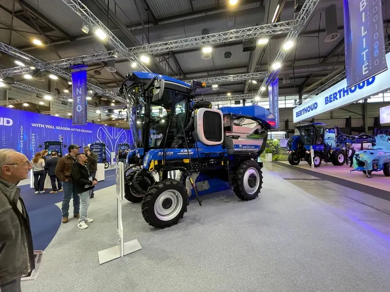 <em class="placeholder">Tracteur enjambeur / machine à vendanger New Holland 9.80 N au salon Sitevi 2025 </em>