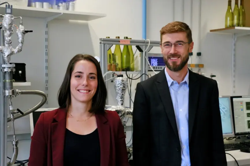 <em class="placeholder">Julie Chanut et Thomas Karbowiak dans leur laboratoire à Dijon, où ils étudient les mécanismes de transfert d'oxygène à travers les bouchons afin de mieux comprendre ...</em>