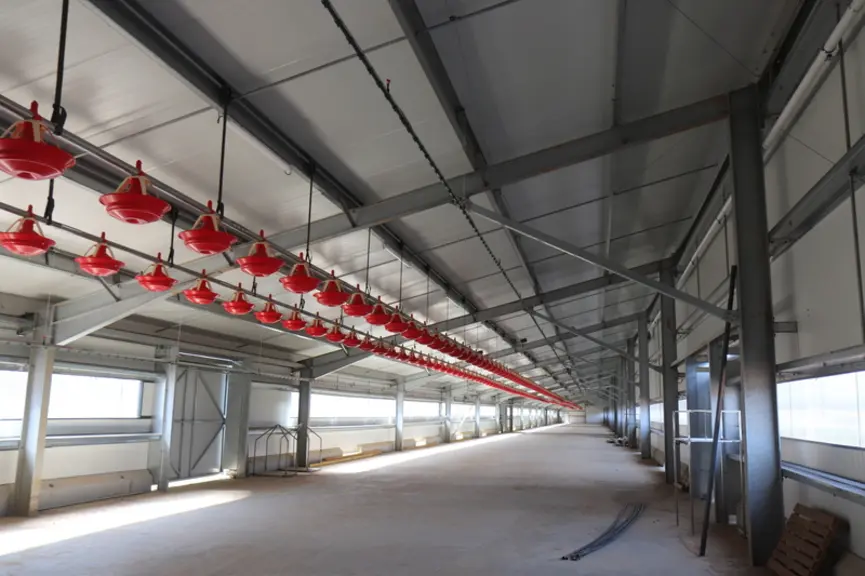 Avant tout conçu pour supporter et orienter les panneaux photovoltaiques, le bâtiment a été aménagé pour abriter, nourir, abreuver et ventiler des can