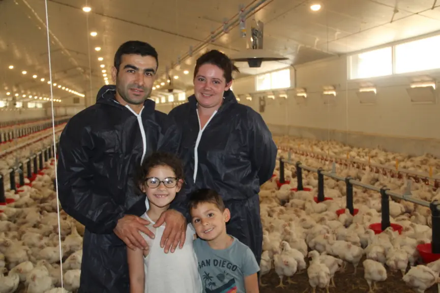 Karine Ruault, entourée de son mari Kamuran Yilmaz et de leurs enfants Zérya et Elyas, a suivi le parcours à l’installation jeune agriculteur, lui per