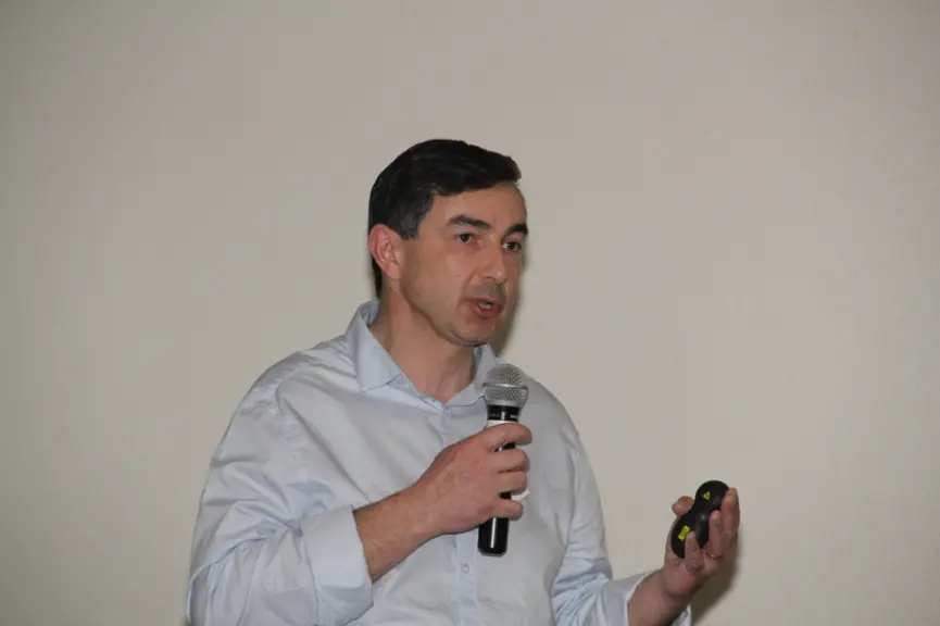 Laurent Richard, d'Hy-Line conseille d'ouvrir les pondoirs 24/24 h durant les 7 premiers jours qui suivent le transfert d'un lot de poules rousses.  ©