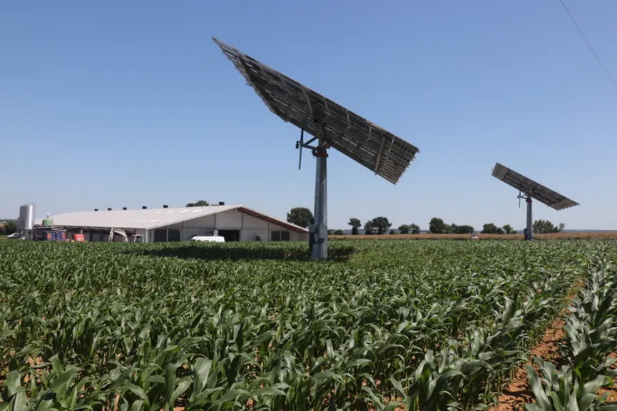 Les deux trackers photovoltaïques sont destinés à produire de l’électricité pour couvrir uniquement les besoins du site © P. Le Douarin
