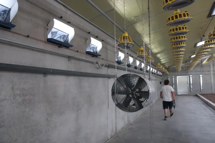 La structure latérale en béton, isolée à cœur, supporte deux tubes de chauffage et les entrées d’air aux emplacement implantés avant de couler la sect