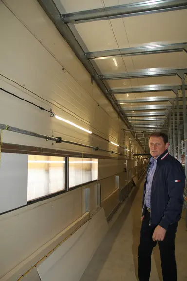 Des fenêtres en polycarbonate ont été ajoutées sur le côté Est de chaque étage, leur surface représente 3% de la surface au sol. © A. Puybasset