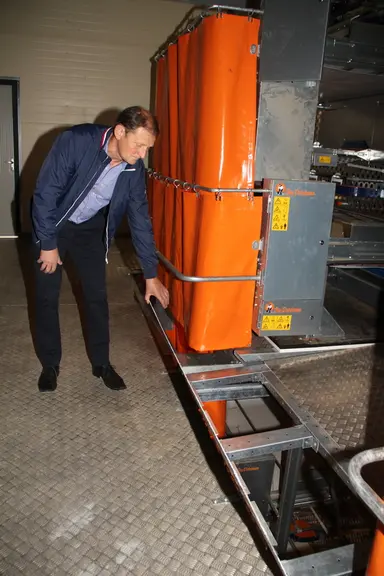 1- Grâce aux trappes en fin de bâtiment, les déjections arriveront dans les goulottes transversales à fientes de l'étage du bas.  © A. Puybasset