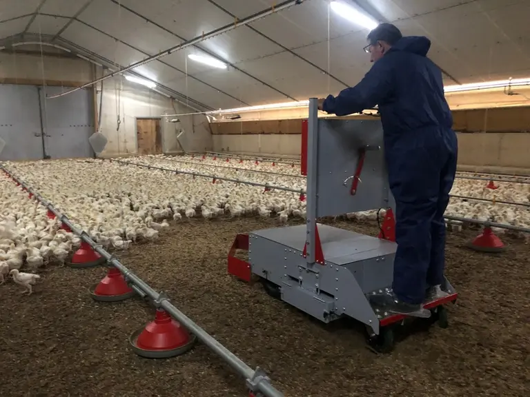 En version automoteur, l’Aérolit est piloté par l’éleveur, positionné à l’arrière sur un marchepied. © Apic