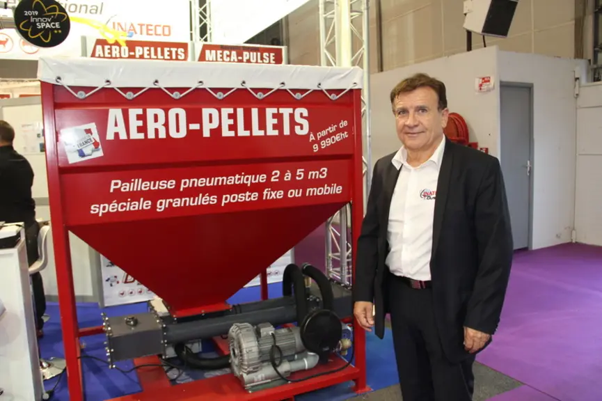 Christian Dussau présente la pailleuse Aéro-Pellets. "Économique, elle convient bien aux élevages avec un seul poulailler. " © A. Puybasset