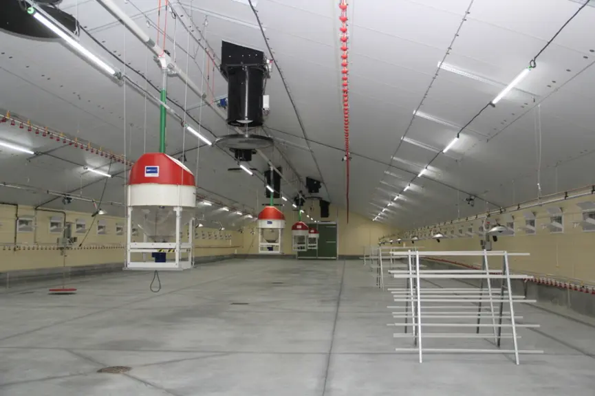 Chaque Spinfeeder à 360° distribue les granulés sur toute la largeur du bâtiment (un appareil par parc de 180 à 200 m2). © A. Puybasset