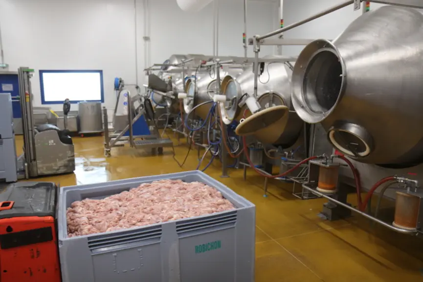 Le barattage renforce la saveur recherchée et compense le déssechement naturel de la cuisson rapide. © P. Le Douarin