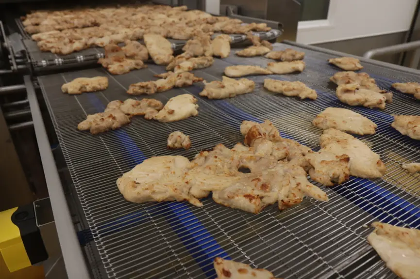 Sortie du four. La cuisson dure en moyenne 12 minutes au rythme d’une tonne à l’heure. © P. Le Douarin