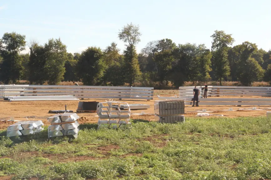 Construction d'un bâtiment pour poulets lourds dans le Morbihan.La région Bretagne veut participer à la reconquête du marché français du poulet, tout