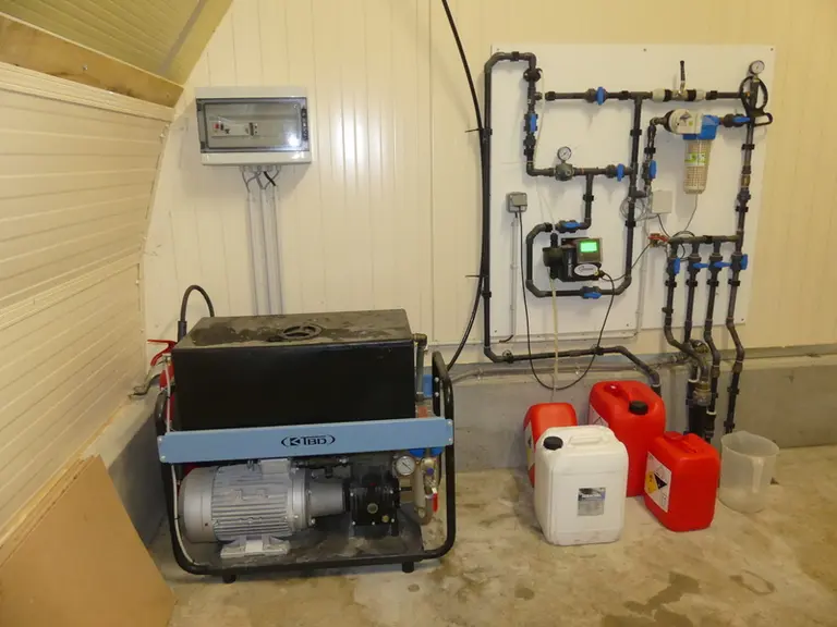 Le système de brumisation haute pression (ici la marque TB), injecte dans l'air 30 litres d’eau par minute de manière à faire chuter la température de