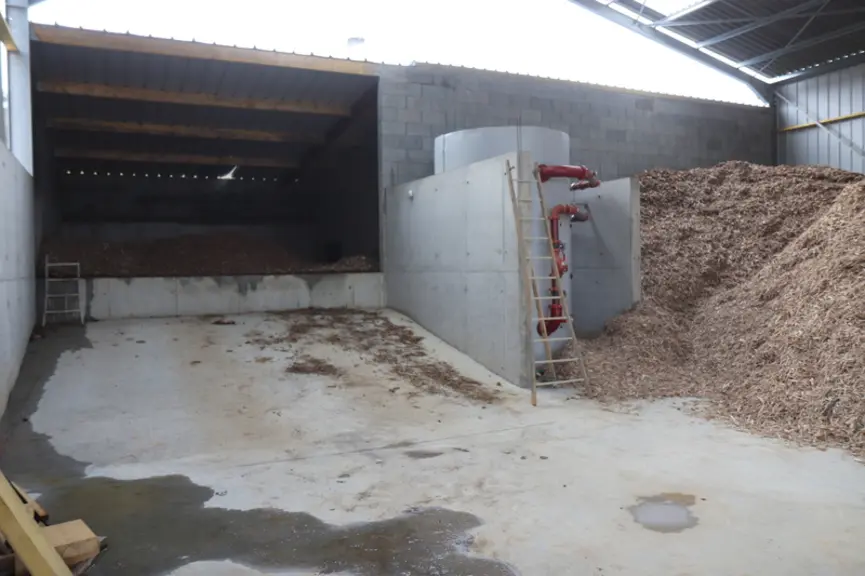 L'éleveur approvisionne le silo d'approvisionnement de 90 m2 avec son téléscopique  © P. Le Douarin