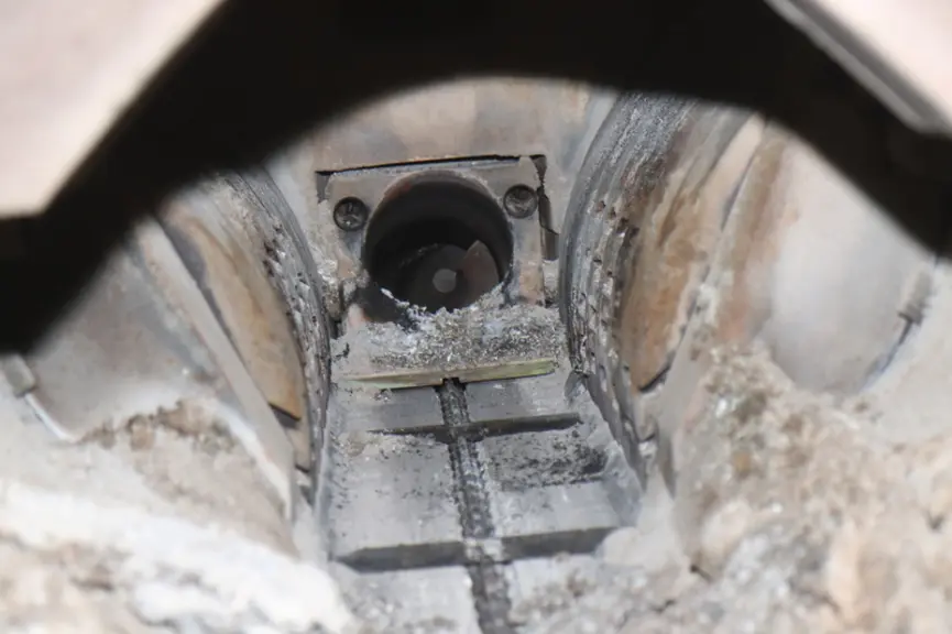 Le combustible est étiré dans le foyer longitudinal par la chaîne de décendrage munie de barres (évite aussi l'accumulation de machefer) © P. Le Douar
