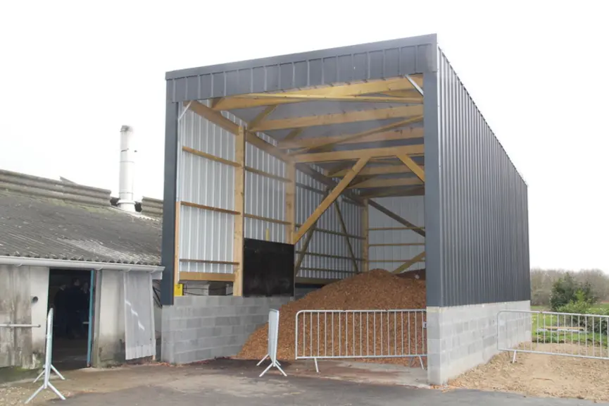 Le bois déchiqueté est stocké dans un silo couvert de 100 m3.  © A. Puybasset