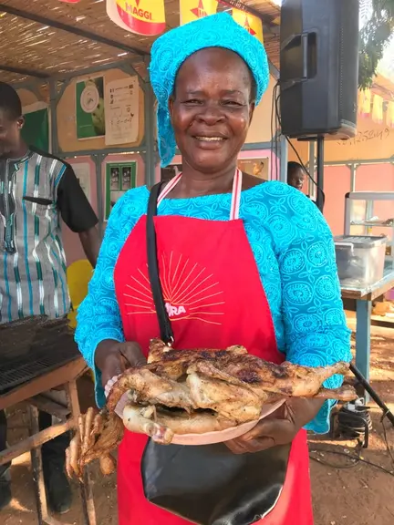 Grilleurs de poulets en grand bambou au Burkina Faso. © L. Perrault