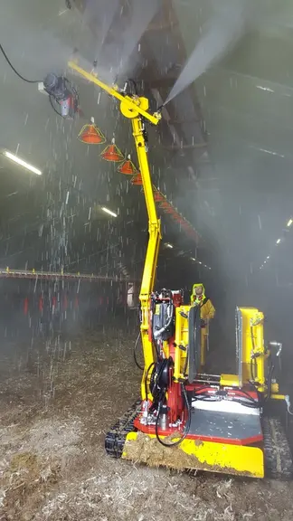 Il faut une bonne habitude pour piloter ce robot télécommandé qui exige plus de doigté que de force © Rabaud