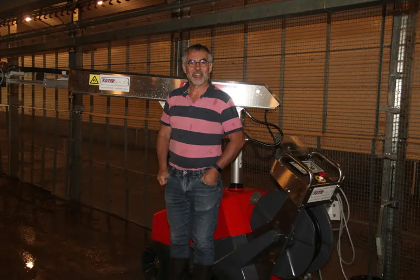 Yannick Hervé, d'RV-Biotech : "Le robot est programmé en mode apprentissage. Il suffit de le guider une première fois à l’aide d’un joystick, pour qu’il enregistre et répète les mouvements appris." © A. Puybasset