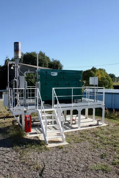 Le moteur de cogénération alimente directement le réseau électrique EDF et la chaleur résiduelle réchauffe le digesteur © C.Chabasse