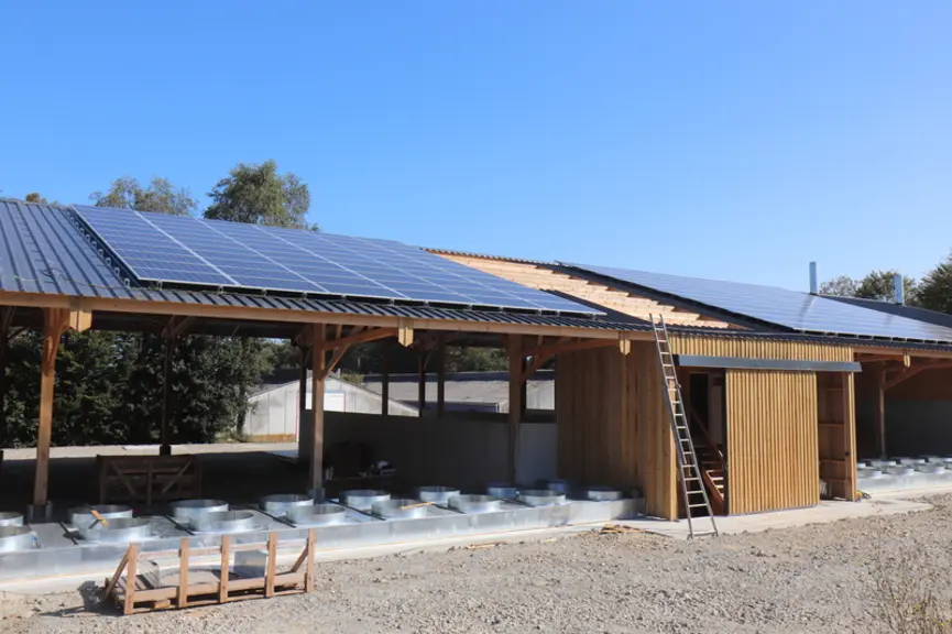 L'installation photovoltaïque de 55 kWc a été combinée à l'installation de deux séchoirs et d'une chaufferie à biomasse. © P. Le Douarin