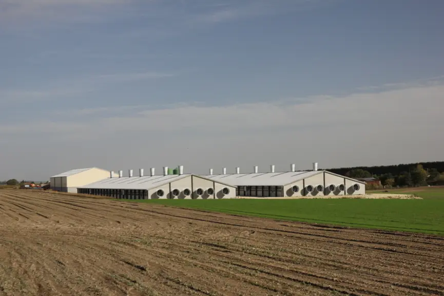 Les éleveurs de Champagne-Ardenne devraient construire encore douze bâtiments de ce type (ici à côté de Chalons en Champagne)  © Julie Guichon