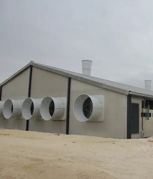 Ce bâtiment de 2000 m2 en cours d'achèvement près de Châlons en Champagne est une structure en béton équipée en matériel allemand par un installateur de l'Ouest de la France © Julie Guichon