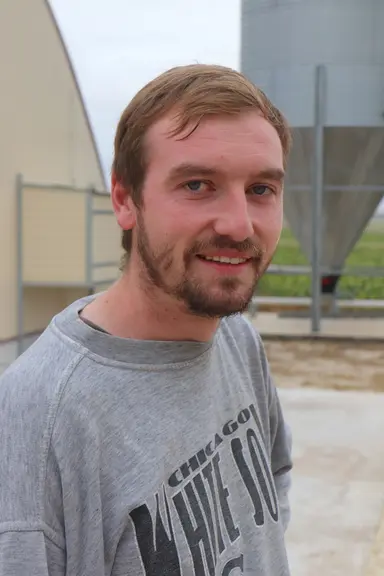 Billy Haon. « Le bâtiment de 1200 m2 me permet d’économiser environ 10 000 euros par an en fertilisation des terres." © P. Le Douarin