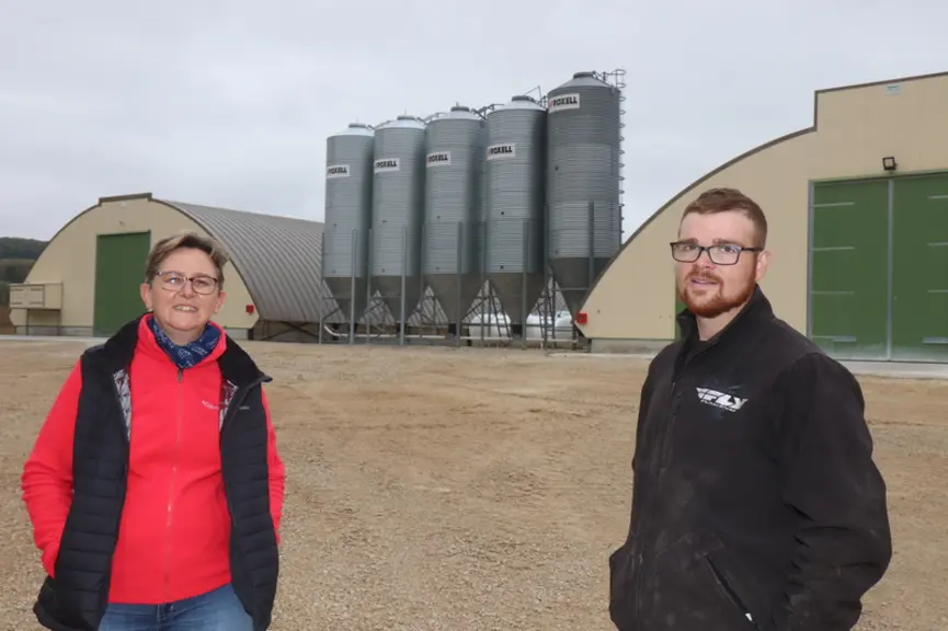 La nouvelle responasble amont Nord Virginie Creunet avec Emeric Mazurek qui a démarré son second poulailler avant l'automne. Avec le développement du poulet Duc conventionnel, le modèle de bâtiment unique est remis en cause  © P. Le Douarin