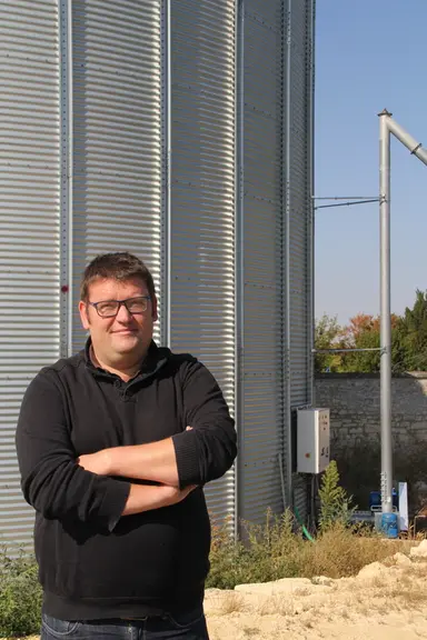 André Robin, éleveur de poules pondeuses dans l'Aisne, distribue en alternance du blé entier produit à la ferme et un aliment complémentaire fabriqué