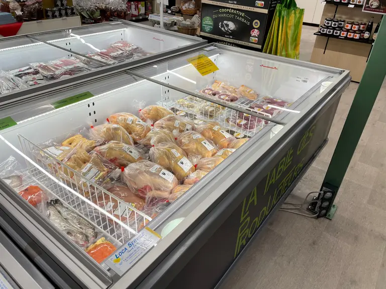 Le présentoir volailles de la Table des Producteurs est alimenté tous les jours et l'origine de l'élevage affichée. © C. Chabasse