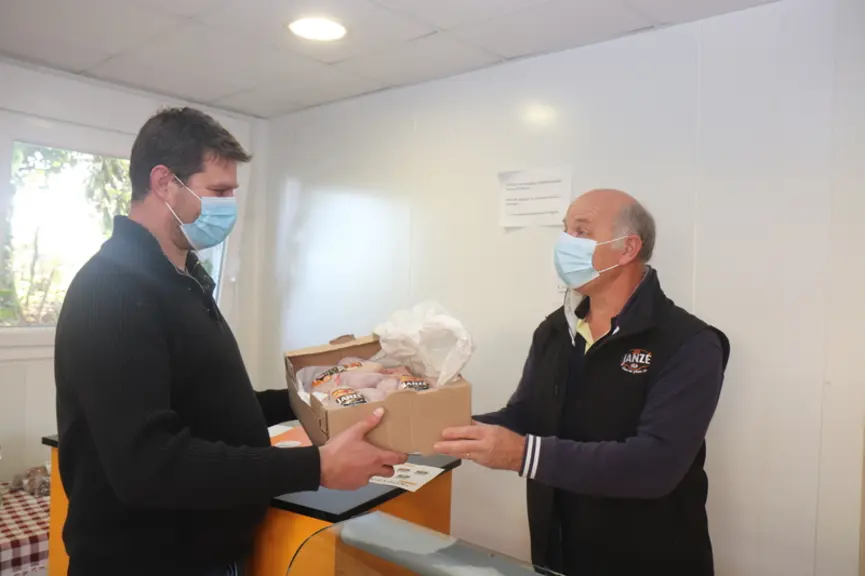 Les consommateurs préfèrent acheter à la ferme les volailles de Janzé présentées nature plutôt que celles sous cellophane du supermarché. © P. Le Doua