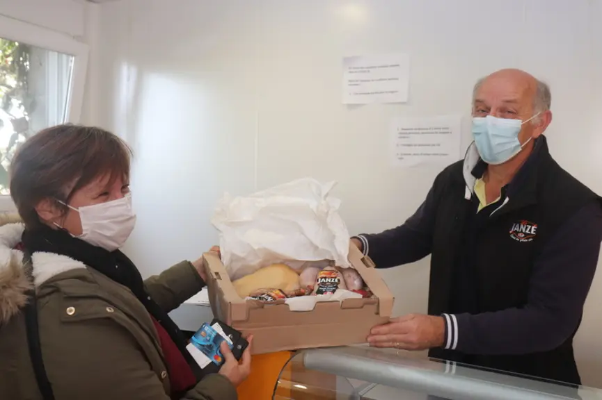 En bon commerçant, Jacques Barrel connaît les habitudes d’achat de ses clients, de tous âges et classe sociale, pour lesquels compte le bon produit lo
