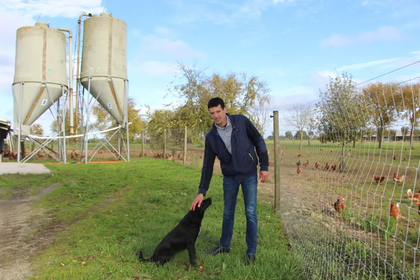 «Pour avoir des œufs toute l’année, les poules sont élevées dans deux bâtiments plein air en âges décalés, un de 9000 poules et un de 6000 poules » ex