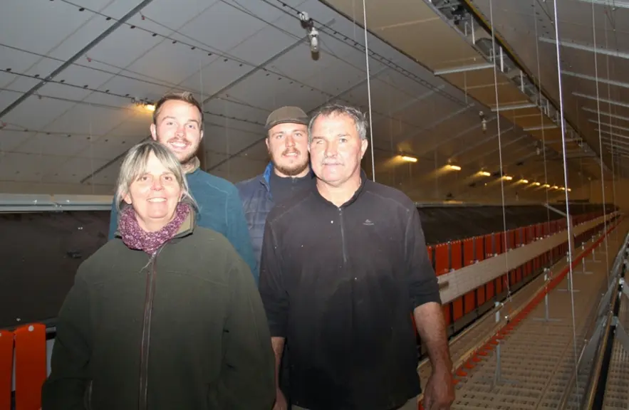 Le Gaec du Metz, avec Anne-Laurence et Xavier Fleury, devant leurs fils Arthur (à gauche) et Victor, ont fait le choix de la poule pondeuse plein air