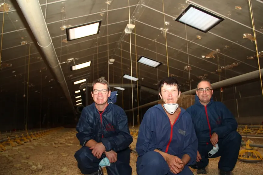 Martine Jéhannin, entourée de Christophe Balcou à gauche et de Fabrice Poisbeau, de Sodalec Distribution : « Moins coûteux que des fenêtres latérales, le système de tabatière amène de la clarté pour le bien-être des poulets sans compromettre la ventilation. » © A. Puybasset