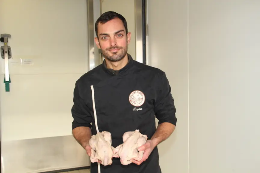 Baptiste Daudet, dirigeant de l’entreprise familiale : « Notre objectif est de créer une filière viable et rentable autour du coquet pour que chacun puisse s’y retrouver : l’éleveur, l’abatteur et l’acheteur. » © A. Puybasset