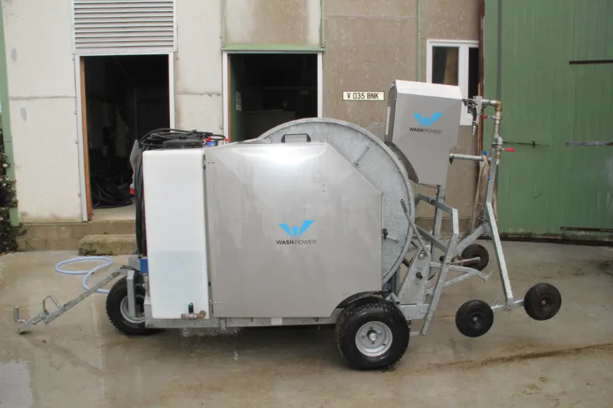 Fixé sur une remorque d’attelage facile à manier avec sa roue avant pivotante, le robot Procleaner P200 fabriqué en acier galvanisé est constitué d’une base fixe (comprenant l’enrouleur, la pompe et le réservoir d’eau), et un chariot sur batterie, les deux communiquant par wifi (poids total de 800 kg). © A. Puybasset
