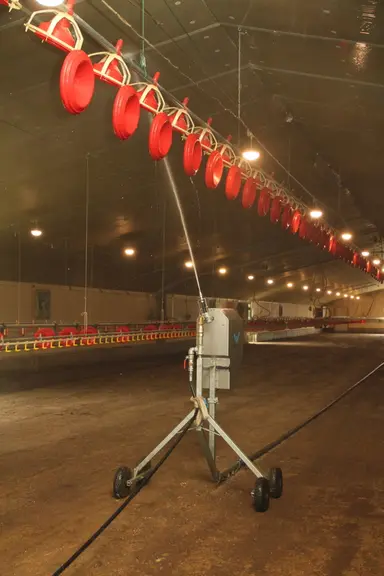 La buse (calibre 6,4) projette un jet puissant jusqu’à 12 mètres de long et balaye la coque d’une paroi à l’autre. Son axe de rotation de 360° permet