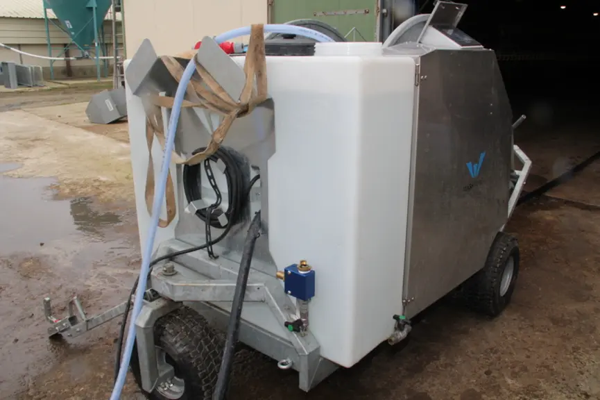 La réserve d’eau de 400 litres assure un débit optimal. Il est équipé de deux capteurs bas et haut de remplissage. © A. Puybasset