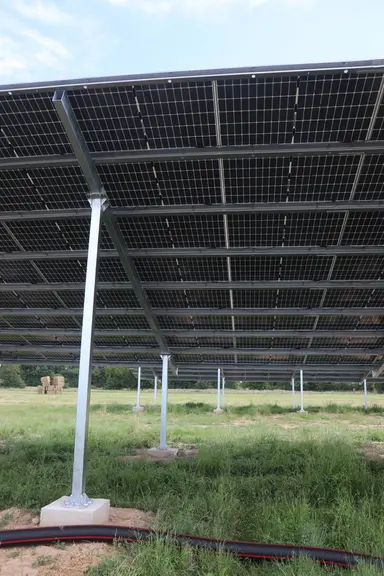 Exposés plein sud avec une pente de 17 degrés, les panneaux ne sont pas jointifs afin de laisser l'eau s'écouler sous la structure.