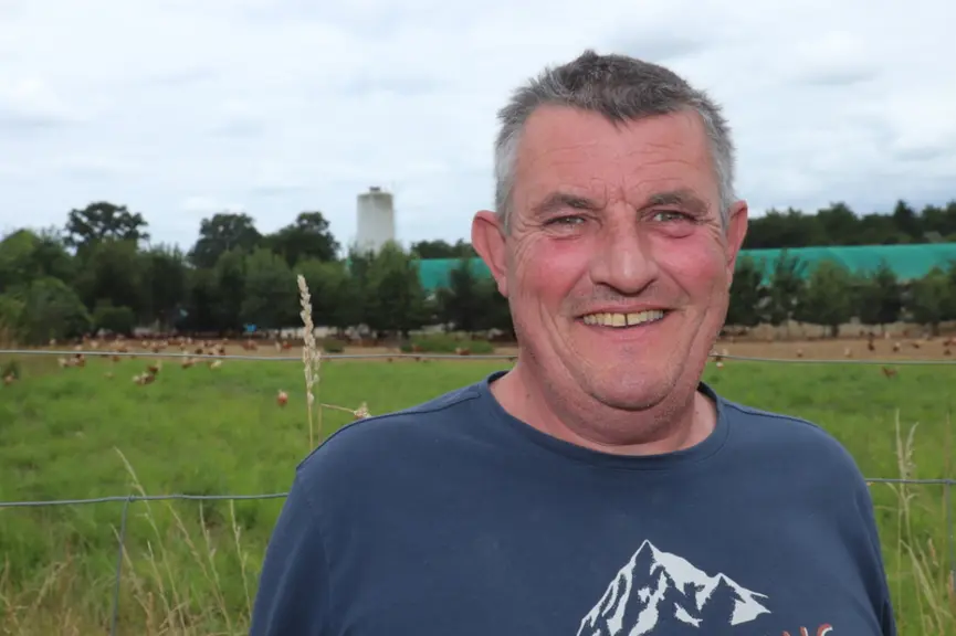 Éric Auzanneau est un ancien éleveur Cocorette Deux-Sèvres devenu fournisseur d'éleveurs conditionneurs vendant en direct. L'arrivée de son fils Romain l'incite à faire lui aussi le saut de la vente directe.