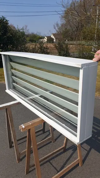 Ce monobloc fenêtre est maniable et facile à poser; il peut s'accoler ou se superposer sans gêner les entrées d’air.