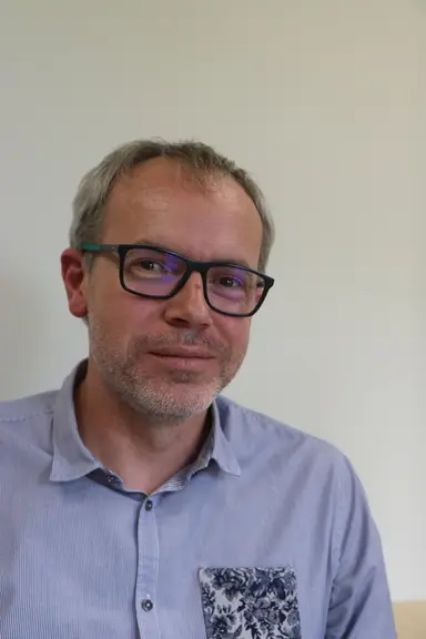 Antoine Le Calvé, nutritionniste chez Novogen. « Il n'existe pas de solution miracle et universelle : c'est à chaque éleveur de s'adapter à ses poules, en combinant la lumière, les objets à piquer et les produits consommables (fibres et blocs). »