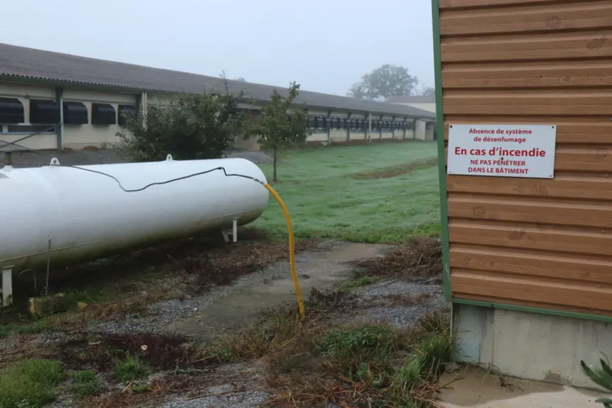 Dans cet élevage sarthois, l'éleveur a pris soin de poser des panneaux d'avertissement à l'entrée du bâtiment